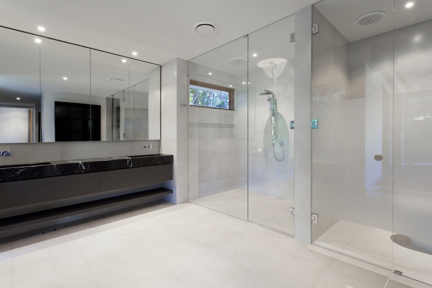 Choosing Glass Shower Doors That Fit the Bathroom Properly